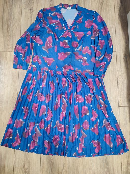 Sukienka midi vintage w kwiaty z plisowaną spódnicą