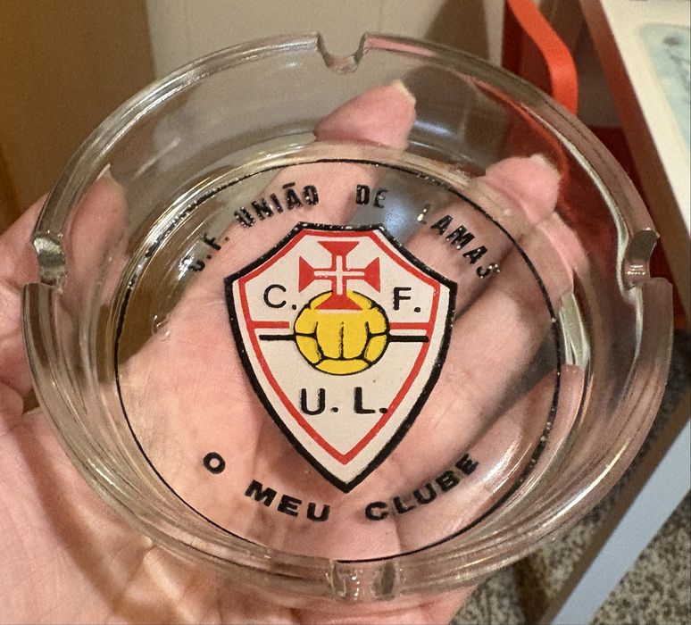 Cinzeiro colecionável, com algum desgaste.