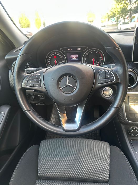 Mercedes-Benz GLA 180 • 2019 r • benzyna