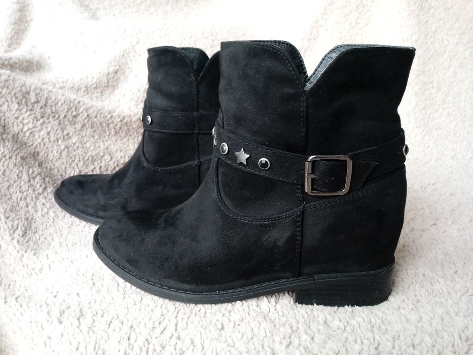 Czarne zamszowe botki 37 DeeZee