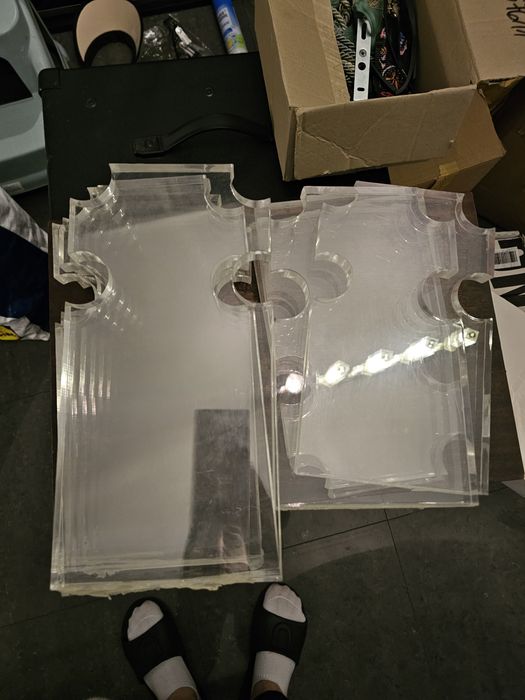 Stand ekspozytor z plexy na biżuterię