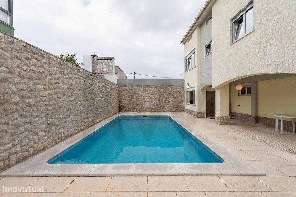 Vende-se no Barreiro, Moradia Unifamiliar T7 com 3 pisos, c/piscina, l