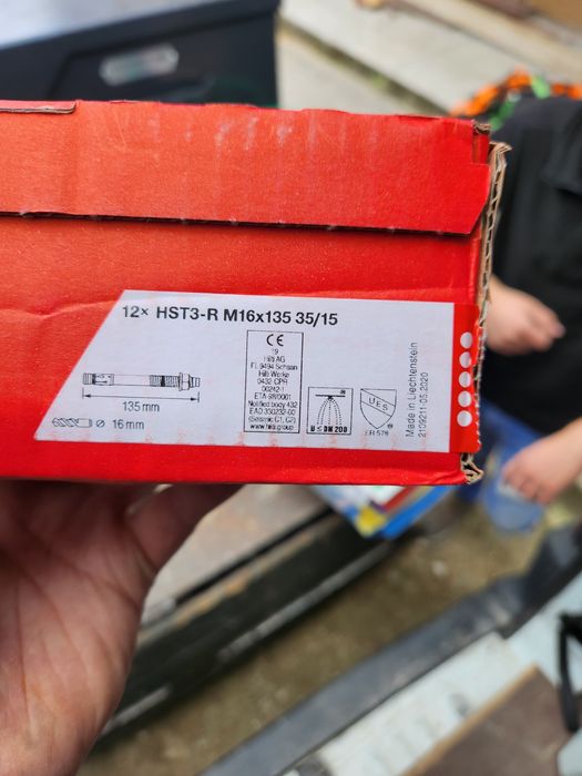 Várias buchas e parafusos