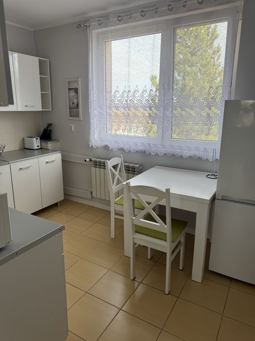 Przestronne mieszkanie z balkonem – w pełni umeblowane