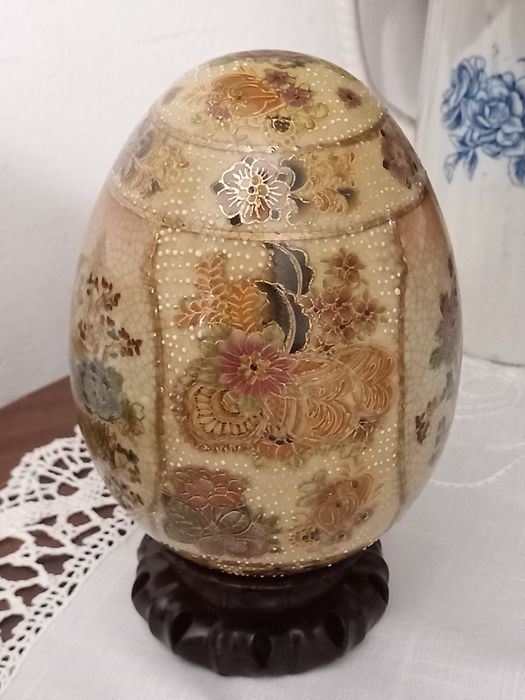Ovo em porcelana chinesa