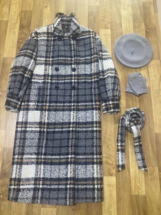 Стильне пальто в клітинку, актуальне на осінній сезон
