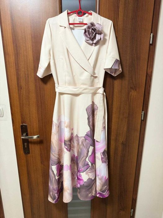 Elegancka sukienka wizytowa ecru w kwiaty + broszka