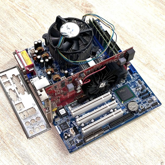 Motherboard ASRock 775i65G Core2 Duo E4500 + Radeon HD 3650 AGP – Retro XP / 98 / DOS