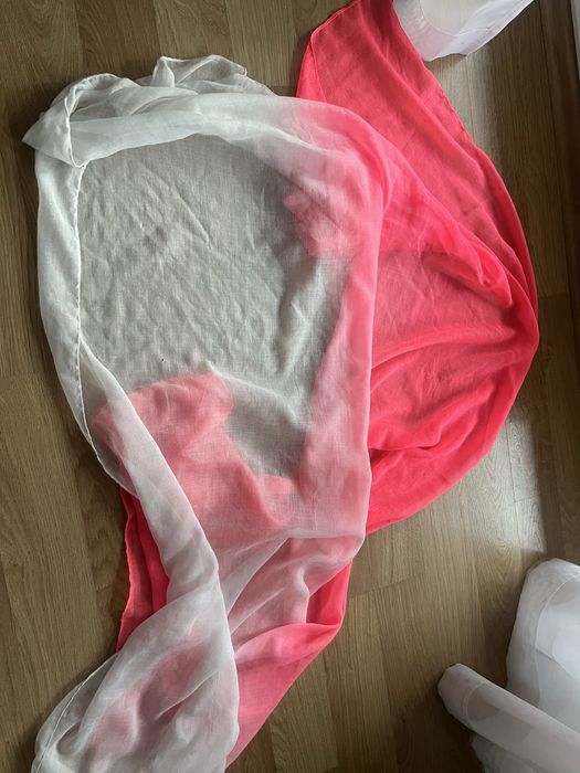 Lekki szal biało różowy neonowy