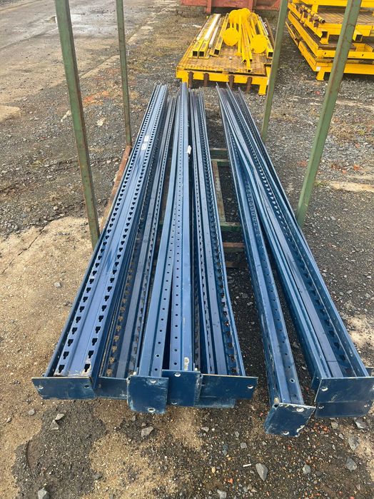 Belki regałów magazynowych, słupy