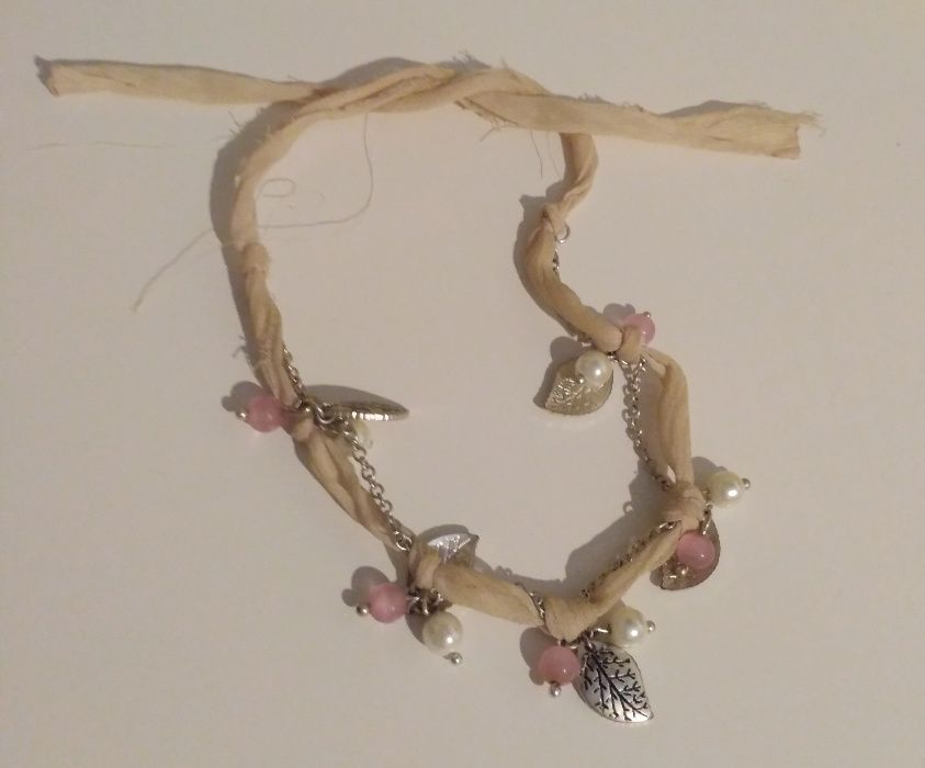 Piękna różowa bransoletka wiązana z zawieszkami w kształcie liści