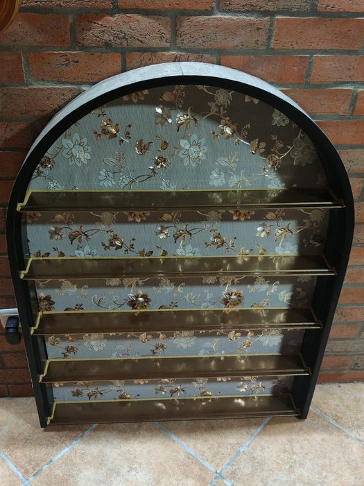 Móvel expositor em madeira