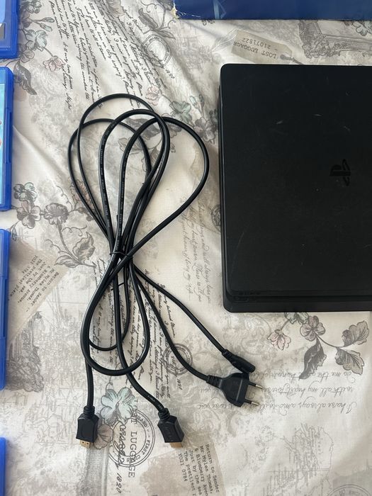 PS4 Slim 1TB + 2 Comandos + 14 Jogos + Caixa Original