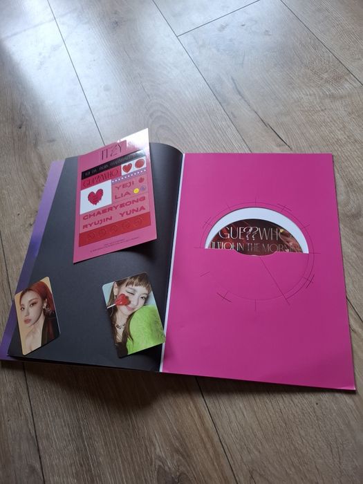 Album Guess Who z dodatkami- ITZY