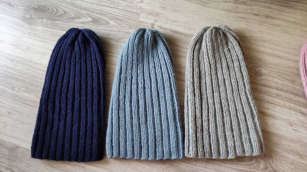 Szara, ręcznie robiona, wełniana czapka na drutach