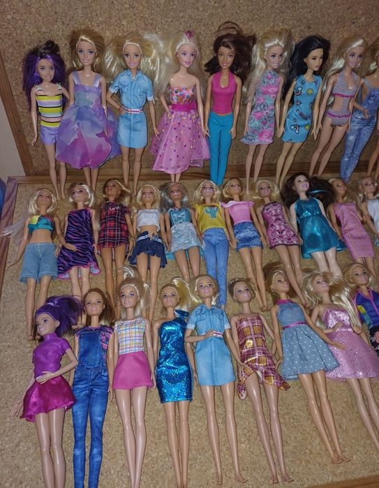Barbie com roupa. 
Mattel. 
Cada boneca = 8€