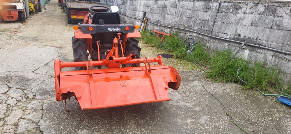 Tratror kubota  a 13 com frese