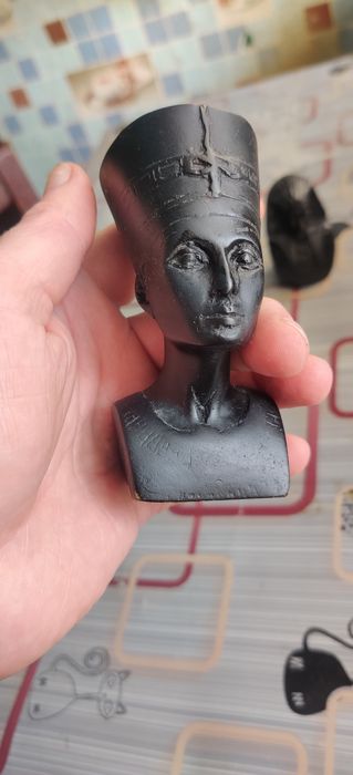 Египетские картины и статуэтки привезены из Египта.