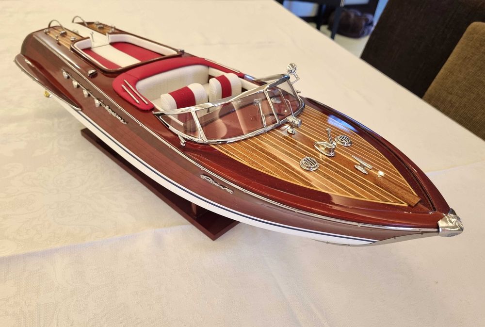 Lancha Clássica em Miniatura: Maquete em Madeira Riva Aquarama