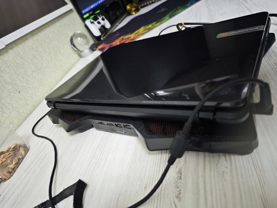 Ноутбук Packard Bell 15.6 на запчасти/под ремонт,подставка охлаждения, последний раз включался всё работало, сейчас почему-то не включается  странно