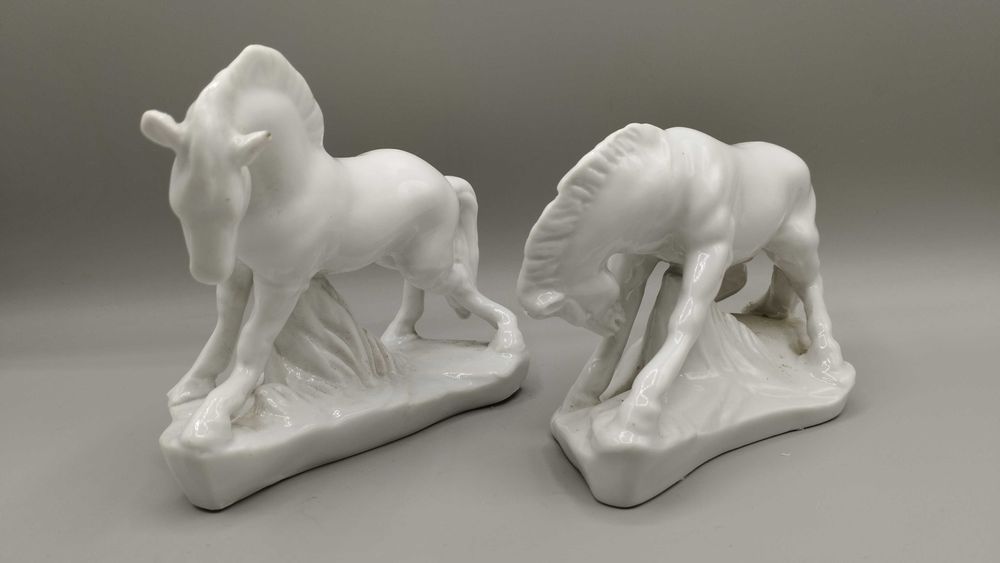 2 cavalos brancos em porcelana