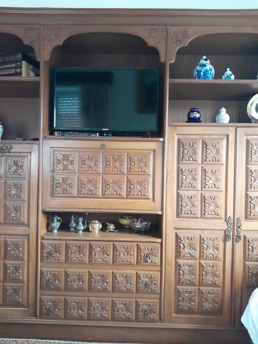 Móvel Sala em Madeira com Diva Embutido.