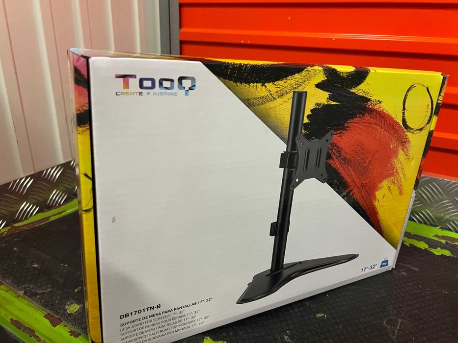 Suporte para monitores ajustável em altura.
