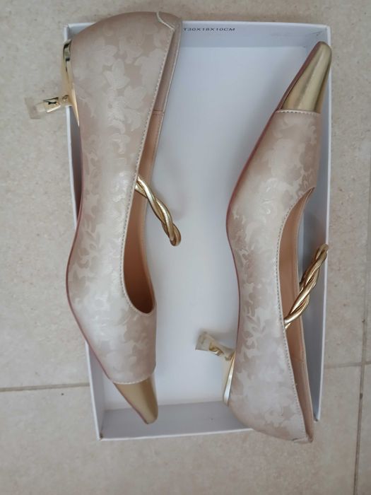 sapatos dourados de cerimónia