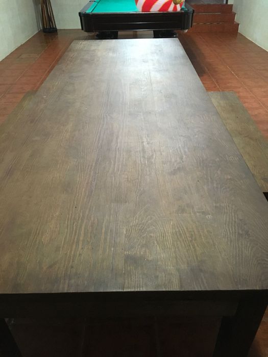 Mesa rústica com 2 bancos corridos 2 mochos e 3 bancos de bar.