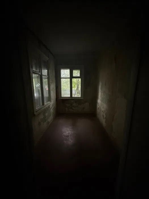 Здається пустий  приватний будинок