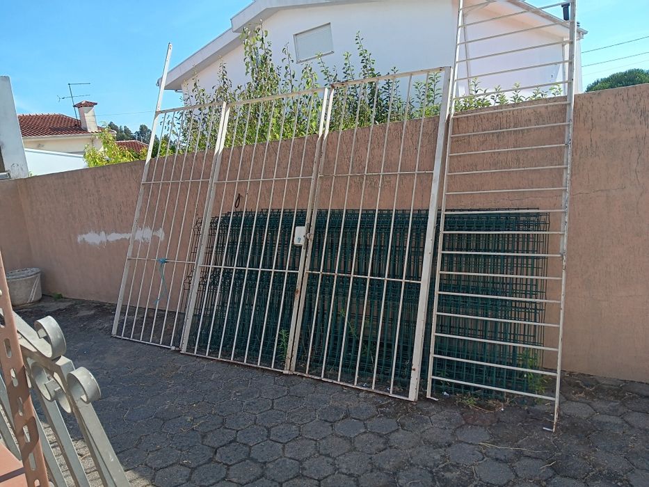 Vendo grades com porta 4,5 m largura e 2,10 m altura em muito bom estada
