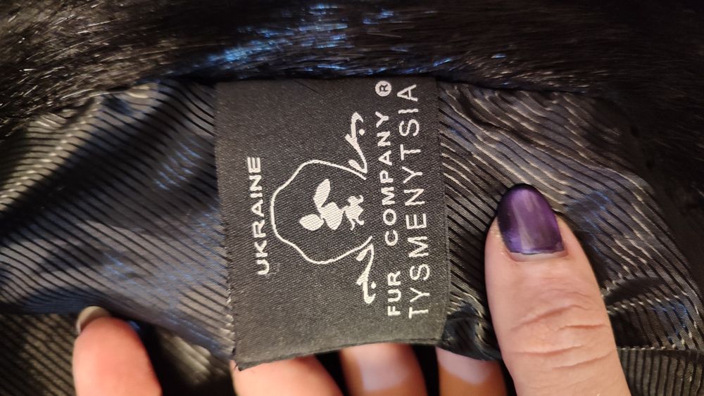 Чорна жіноча шуба