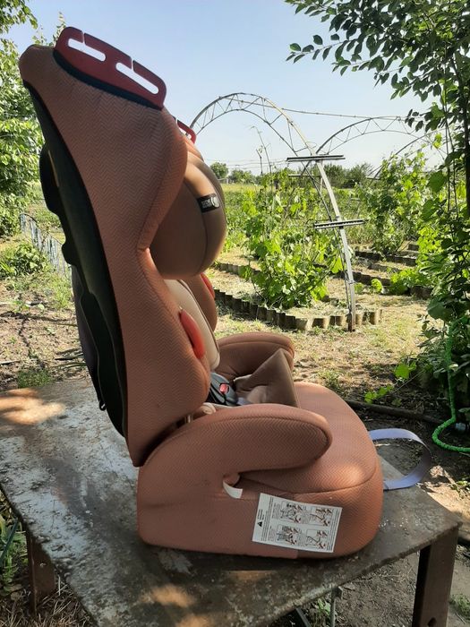 Автомобільне дитяче крісло