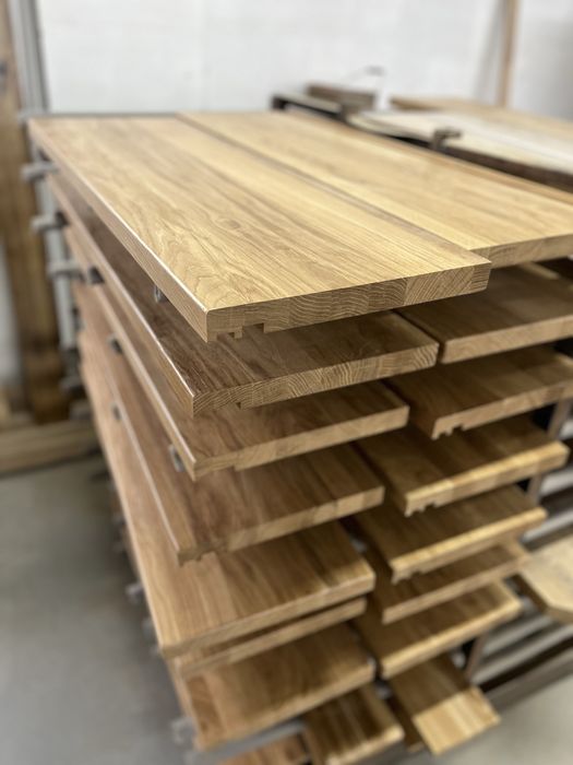 Trepy,stopień z profilem LED i podstopnicą. Dębowe stopnie.Schody