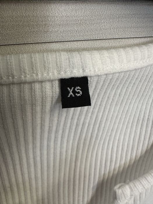 Top biały prążkowany.  Nowy w oryginalnym opakowaniu