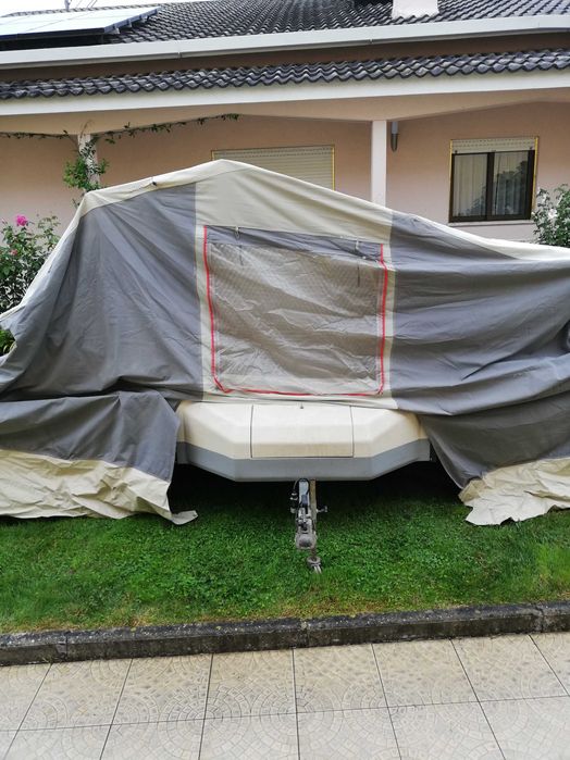 Auto tenda com cozinha há parte