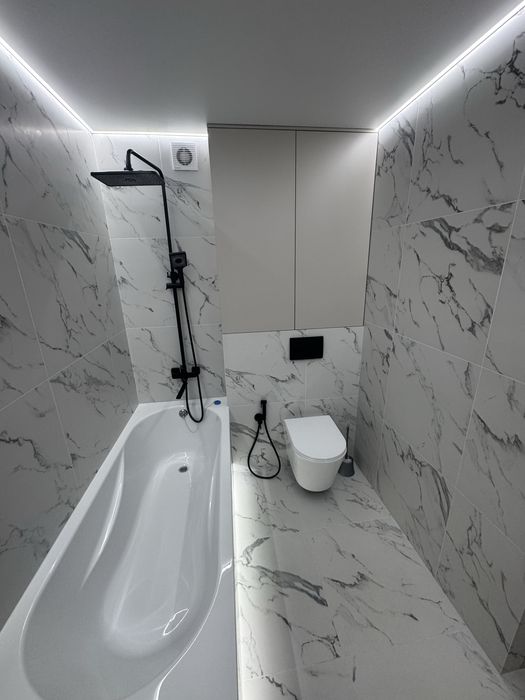 Здається 2 кімнатна в центрі міста .