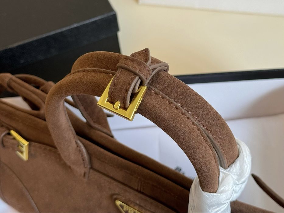 Сумка prada — замшева, коричнева