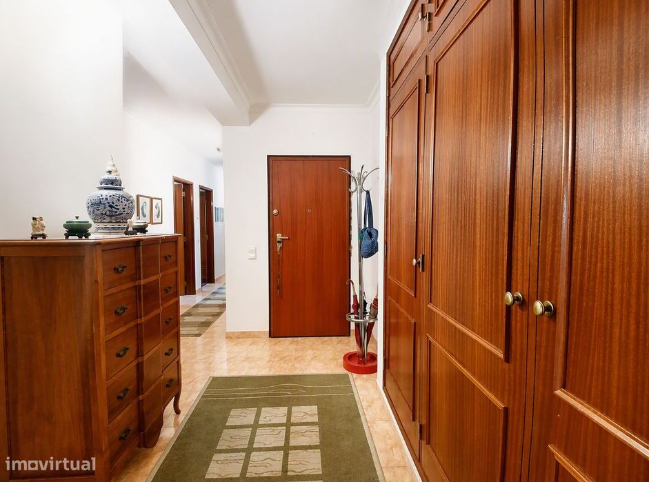 Apartamento T3, com garagem e arrecadação, no centro da vila.