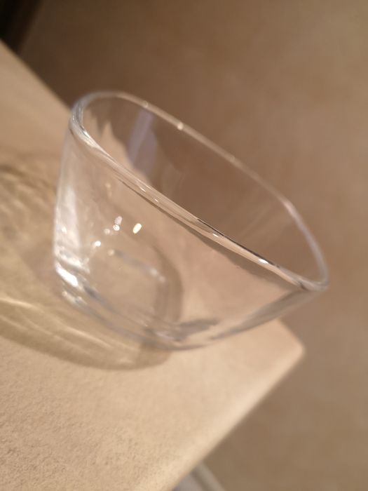 Mała przezroczysta miska szklana np na sos lub orzechy