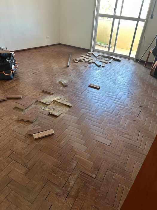 Instalação de chão flutuante ou vinílico.