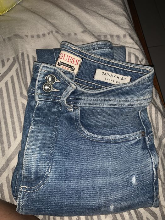 Uma calças da guess originais e a outra é da zara é a boca de sino