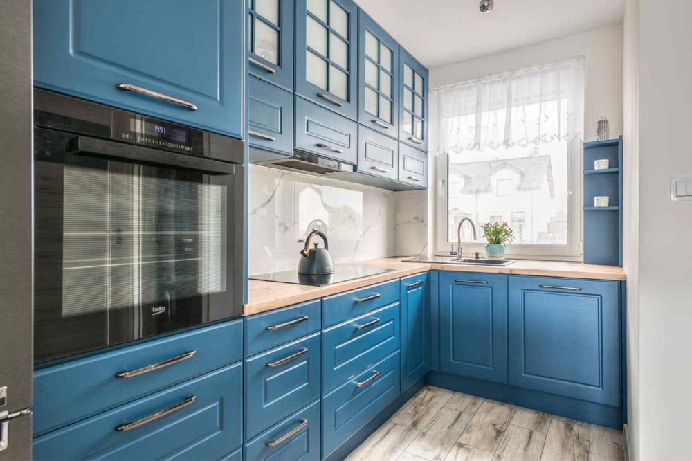 Kuchnia granatowa robiona przez stolarza