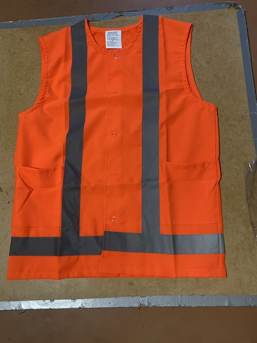 Жилет захисний оранжевого кольору.