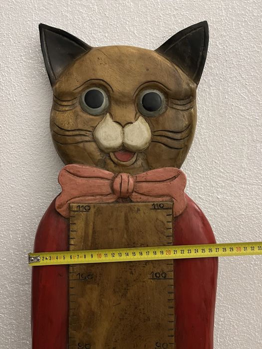 Gato de madeira maciça com medicao de altura