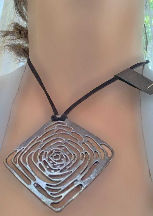 Fio em Couro e Metal Quadrangular, Novo/Exclusivo/Único