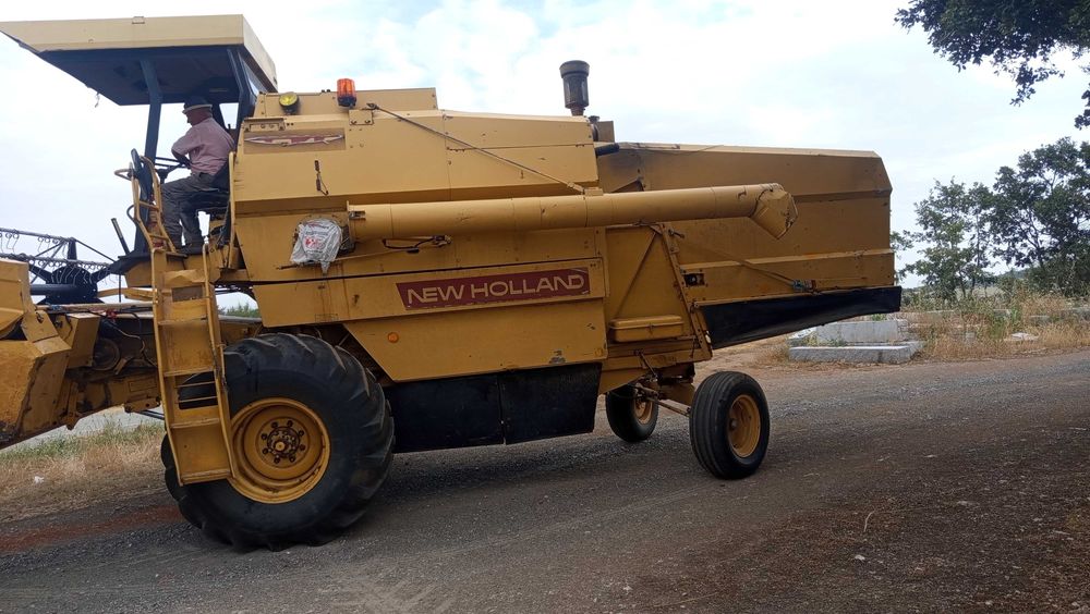 Ceifeira debulhadora New Holland 8040