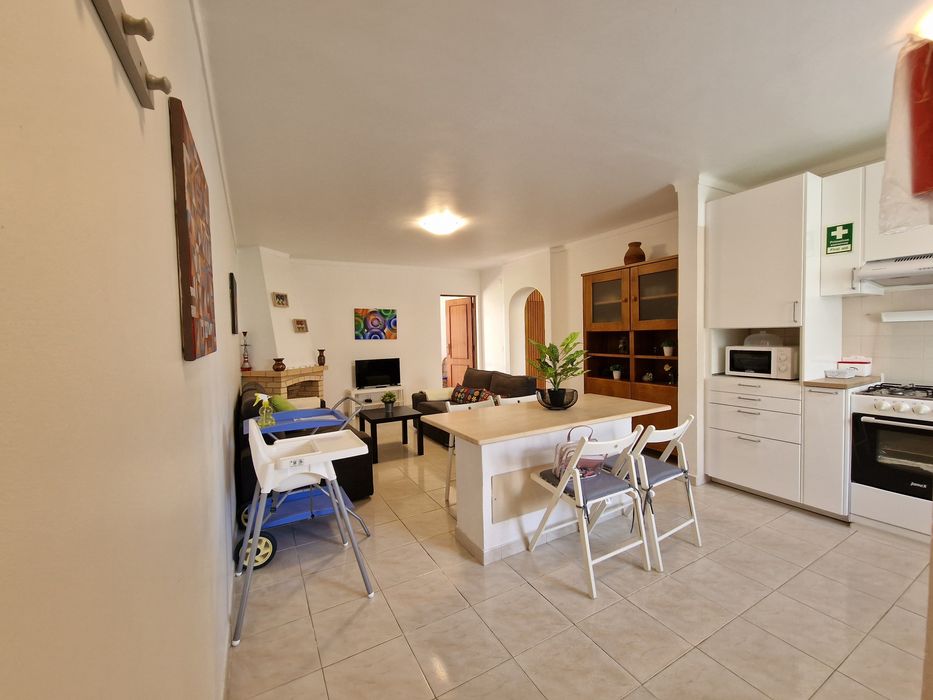 Alugo T2 para férias a 800 metros da praia da falésia 6 pessoas