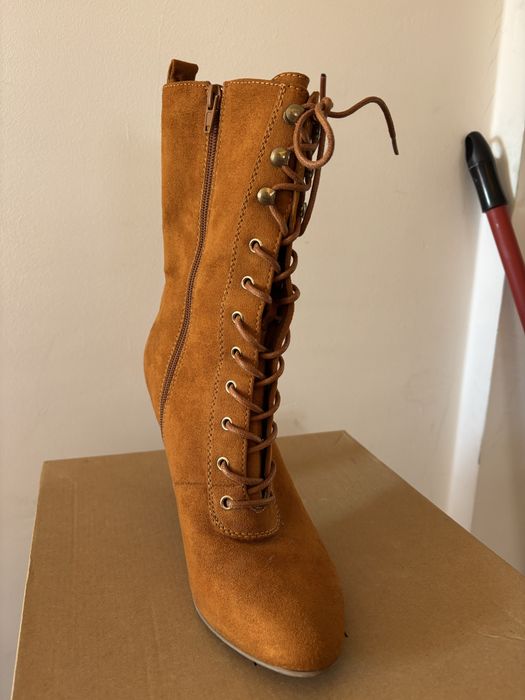 Botas camurça com fecho e atacadores