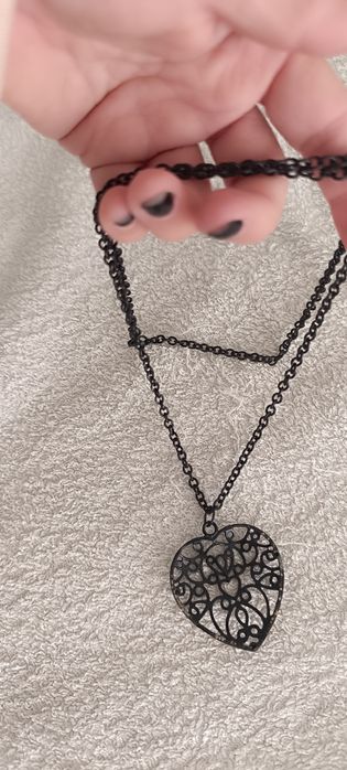 Colar preto com coração. Usado